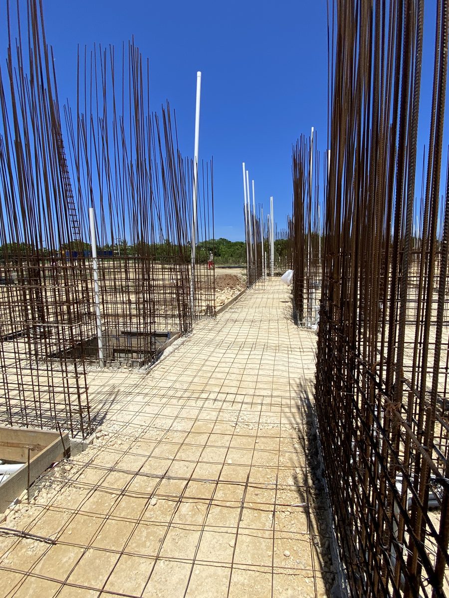 Armaduras de acero estructural y losa en construcción en una obra en República Dominicana